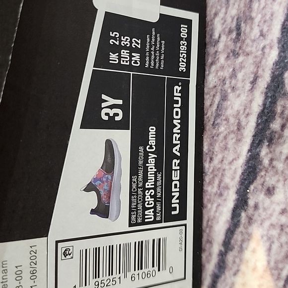 NWT in box Under Armour sneakers - Picture 4 of 6
